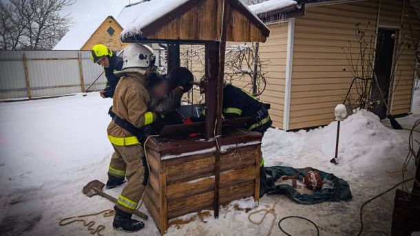 За добу армія РФ втратила 1280 військових і 449 дронів Чоловік, який упав у криницю, в момент його діставання з неї