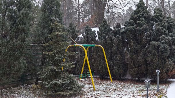 Туман на Київщині 19 грудня: видимість 200-500 метрів Засніжена дитяча площадка