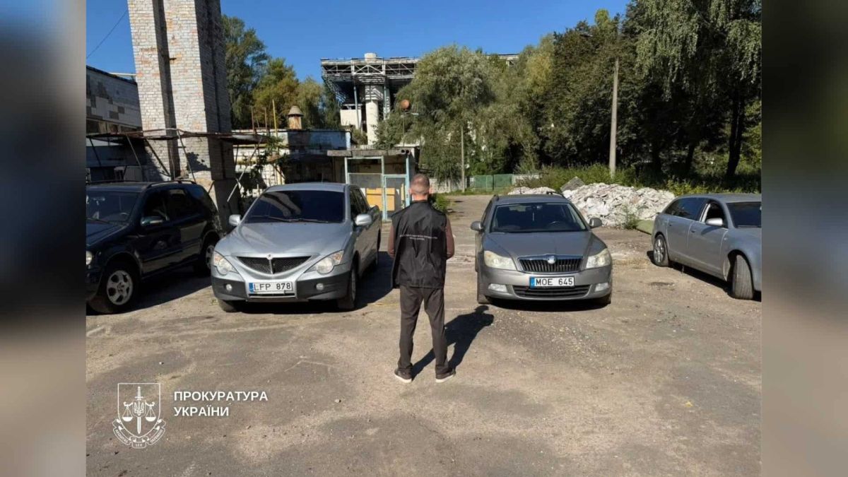 Суд засудив продавця гуманітарних авто: чотири машини передали ЗСУ Чотири автомобілі — Audi, SsangYong, Skoda та Mercedes-Benz — передані ЗСУ після вироку суду в Києві у справі про продаж гуманітарки