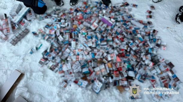 У Києві затримали двох іноземців за крадіжки сигарет на 740 тисяч Поліцейські НПУ стоять над розсипаними пачками сигарет на снігу під час вилучення товару вартістю 740 тис. грн