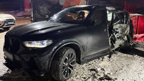 На вокзалі Києва засяє інсталяція «Поділись світлом» Пошкоджений внаслідок ДТП автомобіль BMW