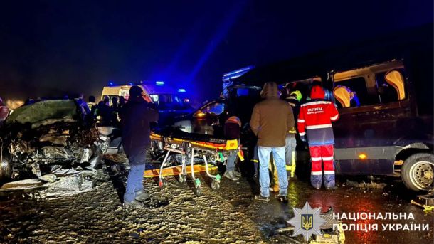 ДТП у Вишневому: 64-річну жінку збив Passat, якого відкинуло на тротуар Рятувальники оглятають місце ДТП і залучені в ньому автівки