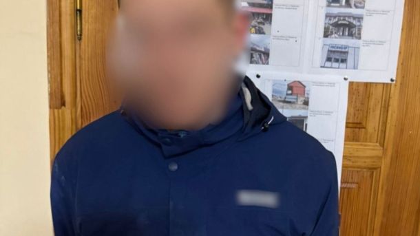 Податкова схема на 28,9 млн грн: головбуха м’ясопереробної компанії підозрюють в ухиленні від сплати податків Затриманий рецидивіст у синій куртці стоїть у приміщенні поліції після нападу на чоловіка в покинутій будівлі у Переяславі