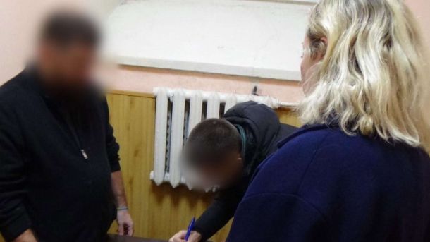 4 серпня в Ірпені — літературний вечір із Сергієм Жаданом у парку Письменників Жінка та два чоловіки у приміщенні, обличчя розмиті