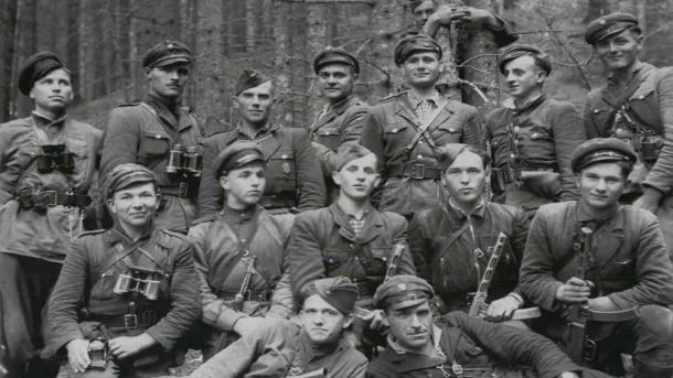 140 років Нарбуту: художник, який заснував академію в Києві Група озброєних чоловіків у військовій формі позує в лісі