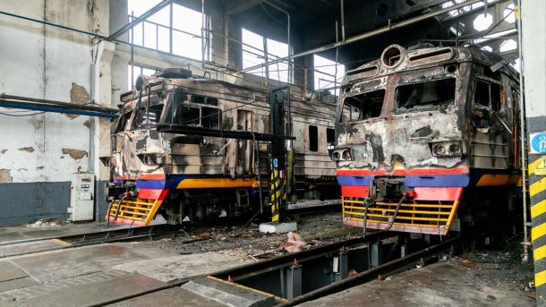 21 потяг курсує через Фастів: повний список через ситуацію під Коростенем Два знищені російським ударом локомотиви