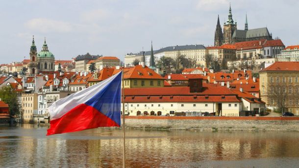 Українська Прага: екскурсії та менторська програма «Корені та крила: історія, яка об'єднує» Чеський прапор і вид на собор Святого Віта у Празі — ілюстрація до матеріалу про українські місця чеської столиці
