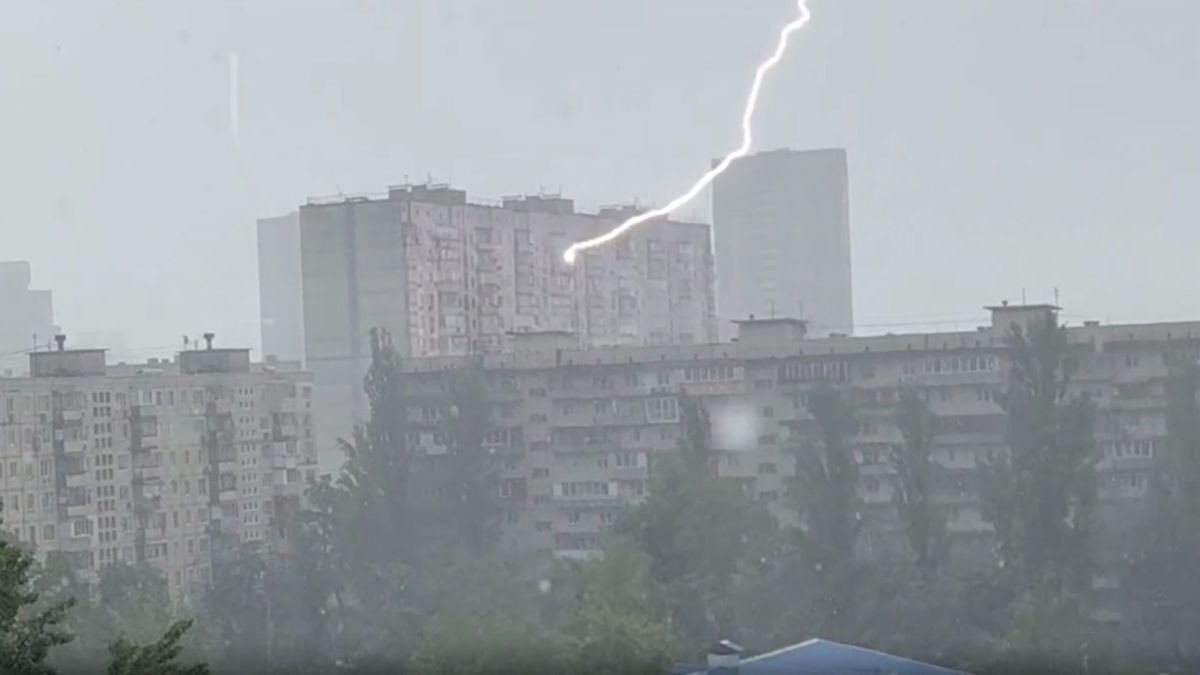 На Оболоні блискавка влучила в багатоповерхівку: гроза спричинила перебої в русі транспорту На Оболоні блискавка влучила в багатоповерхівку: гроза спричинила перебої в русі транспорту