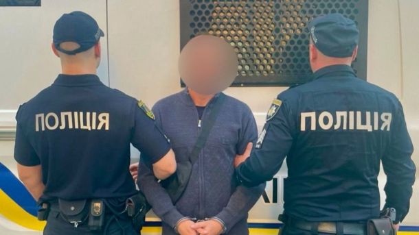 У Броварах захворюваність на ГРВІ перевищила епідемічний поріг Поліція затримує підозрюваного, чоловіка у темному одязі, на задньому фоні поліційний автомобіль.