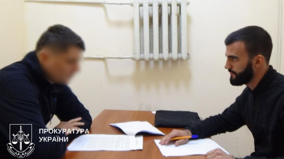 Колишнього гендиректора КО «Київзеленбуд» судитимуть за розтрату понад 4,8 млн гривень Правоохоронець і підозрюваний за канцелярським столиком