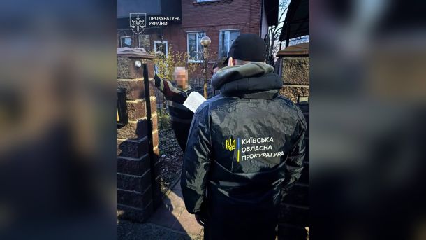 У Бородянці загинув хлопчик 2015 року народження — засипало піском Співробітник Київської обласної прокуратури вручає підозру фігуранту справи про розтрату бюджетних коштів на будівництві меморіалу в Ірпені