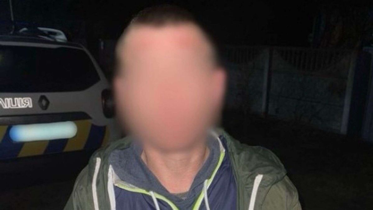 На Київщині 37-річного вітчима підозрюють у систематичному зґвалтуванні двох падчерок Чоловік із розмитим обличчям стоїть на фоні автомобіля поліції