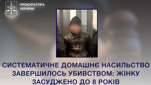 Жуків острів: прокуратура повертає 0,567 га заказника Жінка із заблюреним обличчям, біля якої двоє правоохоронців