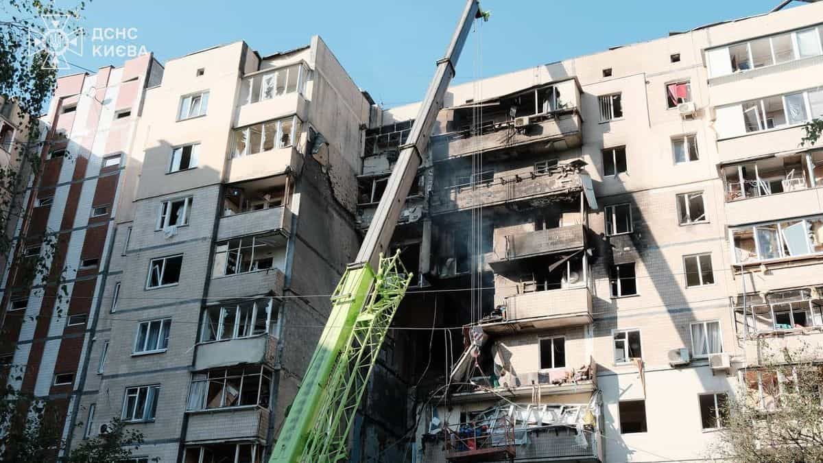 Київ: породілля, постраждала від обстрілу 7 вересня, досі у важкому стані — лікарі проводять консиліуми двічі на тиждень Пожежа в багатоповерховому житловому будинку у Києві після вибуху з пошкодженнями фасаду та балконів, пожежні рятувальні роботи на місці події.