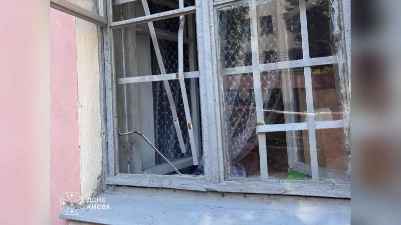 Головні новини Києва | Kyiv.News Рятувальники ДСНС Києва дістались до кімнати гуртожитку на вул. Винниченка, де зачинився дворічний хлопчик, розрізавши решітку на вікні