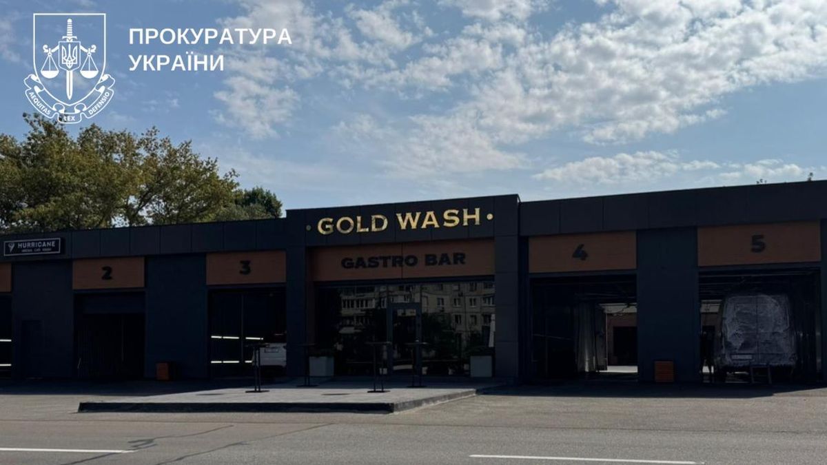 У Дніпровському районі самовільно збудували автомийку: прокуратура вимагає повернути землю громаді Будівля автомийки та гастробару Gold Wash у Києві