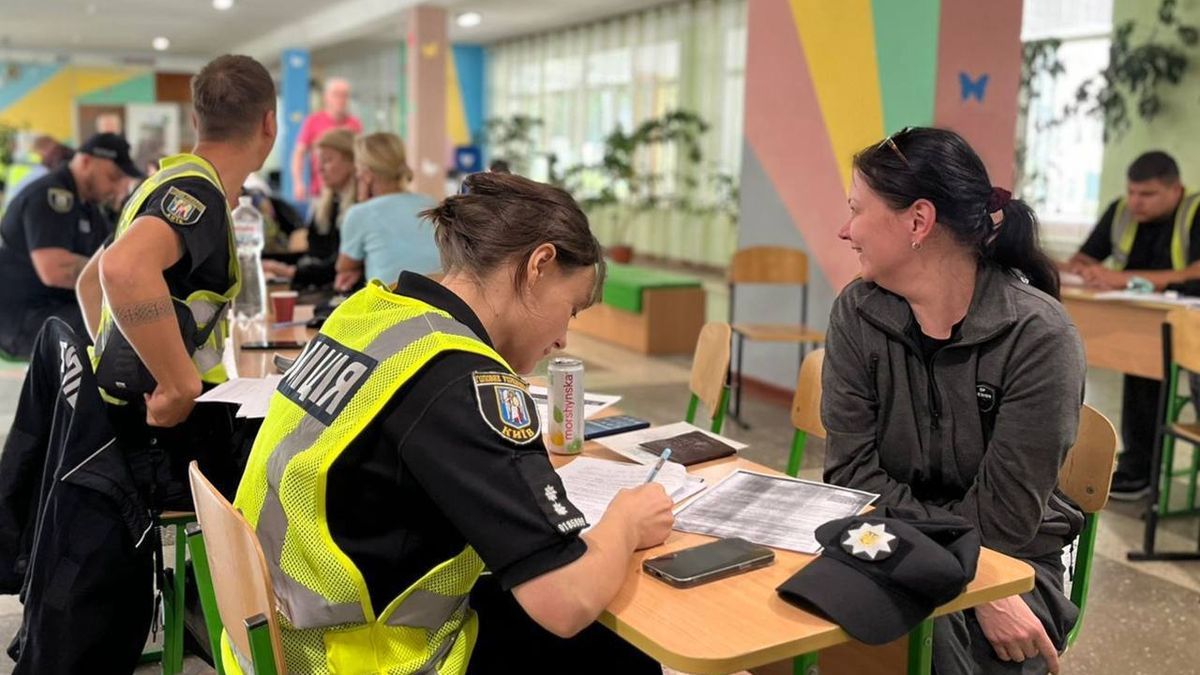 Повітряний удар по столиці: за уточненими даними 2 загиблих і 20 постраждалих Медичний огляд та спілкування з поліцією у міському центрі Києва для громадян. Поліцейські у високовізуальних жилетах працюють із відвідувачами, забезпечуючи безпеку та порядок у громадських місцях.