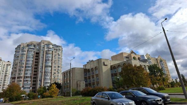 Бульвар Лесі Українки: рух частково перекриють на 5 днів Багатоповерхівки Києва на фоні чистого блакитного неба