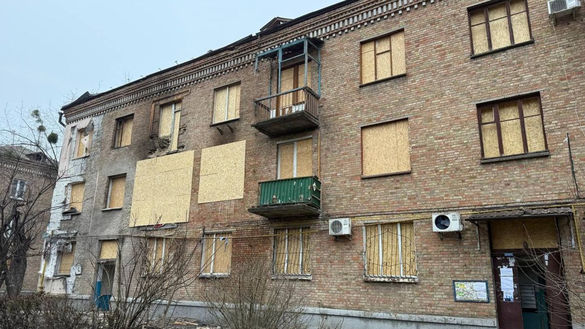 Святошино: 202 вікна закрито після російської атаки Будинок із забитими фанерою вікнами