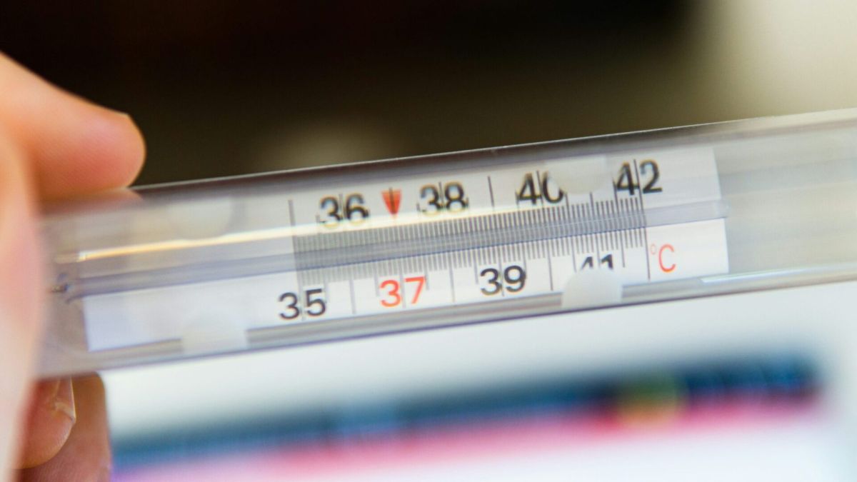 Київ знову фіксує зростання захворюваності на коронавірус Градусник показує високу температуру