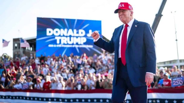 Трамп анонсував загальні мита до 35% і пообіцяв «велику заяву» щодо Росії Президент США Дональд Трамп