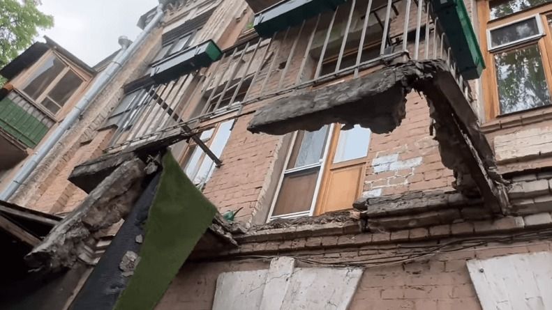 У Києві після падіння балкона влада закликала мешканців старих будинків перевірити їхній стан У Києві після падіння балкона влада закликала мешканців старих будинків перевірити їхній стан