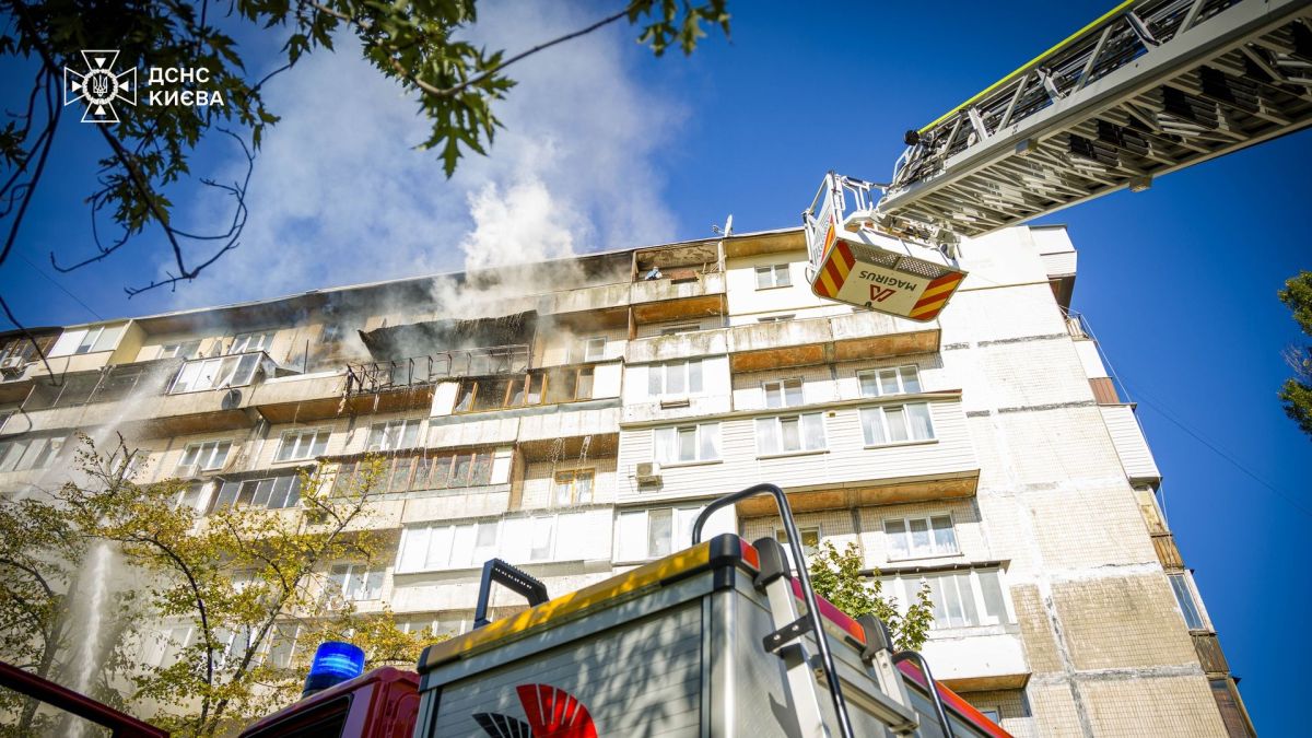 Пожежа в багатоповерхівці на Березняках: одна людина загинула, п’ятьох врятували (фото) Пожежна драбина піднята до верхніх поверхів будинку