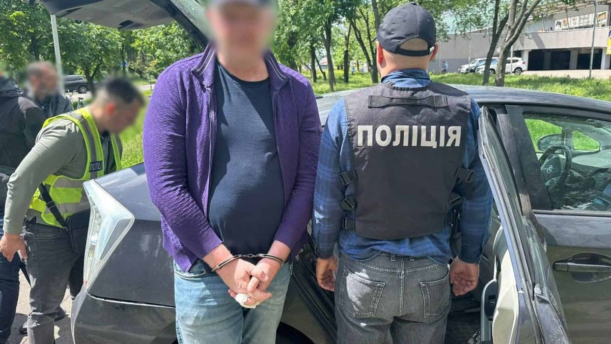Військовий просив $10 000 за втечу до Молдови з Києва Поліція Києва затримала 50-річного військовослужбовця, який за 10 000 доларів обіцяв призовнику переправлення до Молдови в обхід кордону