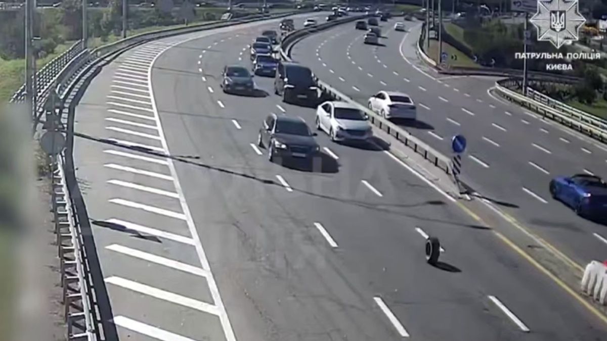 Патрульні Києва запобігли аварії: під час руху у машини відлетіло колесо (відео) Кадр із камери спостереження, попереду колесо, що відлетіло з однієї з машин