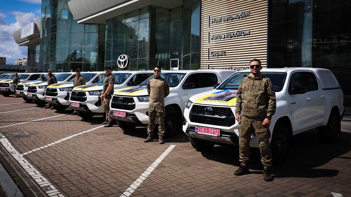 Військова підтримка з тилу: дев’ять Toyota Hilux від Київської ОВА для 114-ї бригади ТрО Військова підтримка з тилу: дев’ять Toyota Hilux від Київської ОВА для 114-ї бригади ТрО