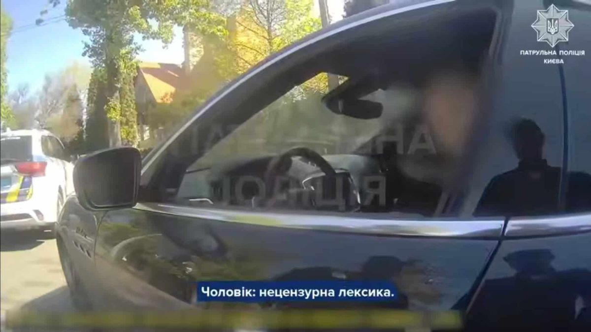 П'яний водій Maserati втік від поліції та влаштував ДТП біля Ботанічного саду Патрульний поліцейський Києва зупиняє водія темного автомобіля — кадр із нагрудної камери під час зупинки п'яного водія Maserati