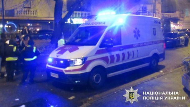 Біля Бучі знайшли тіло чоловіка з мопедом: поліція шукає свідків Швидка допомога в темному місті