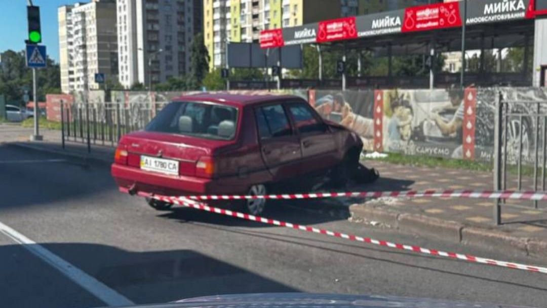 Розбита автівка вже чотири дні стоїть на Палладіна — мешканці обурені бездіяльністю служб Розбита автівка вже чотири дні стоїть на Палладіна — мешканці обурені бездіяльністю служб
