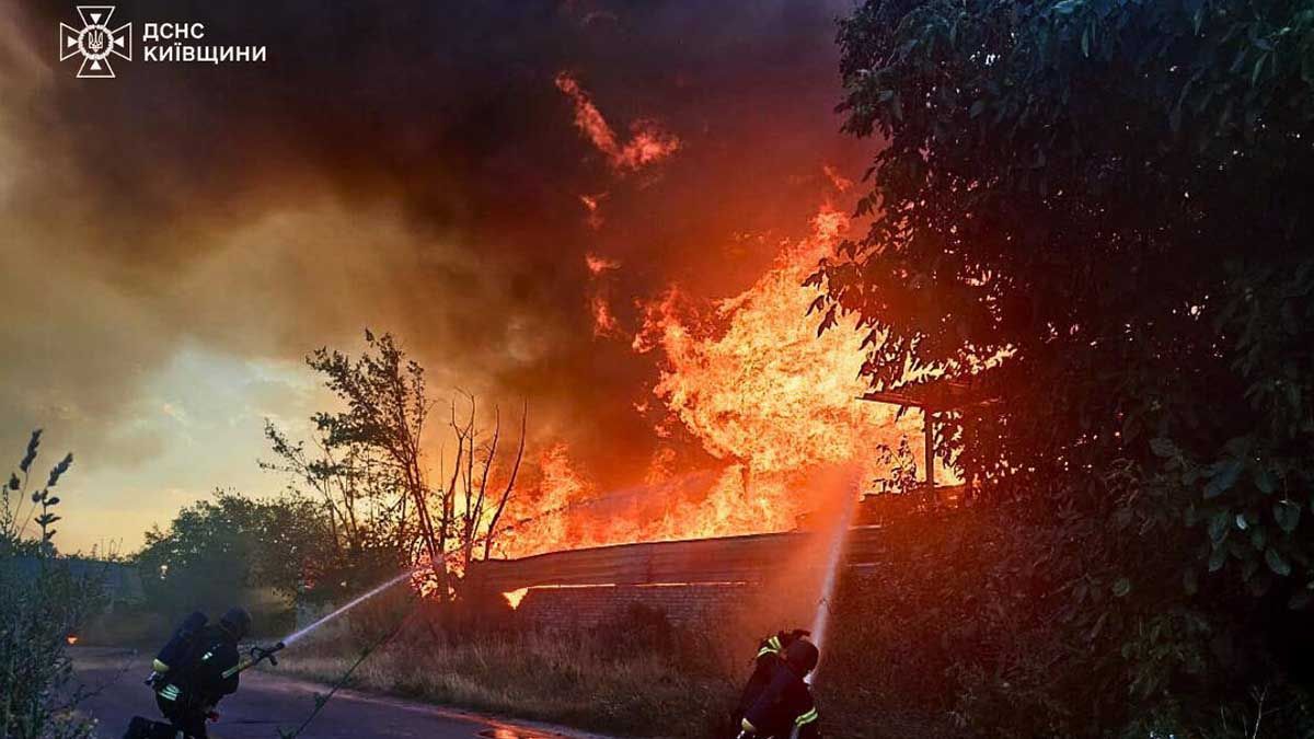 Уламки безпілотника викликали пожежу на заводі в Київській області Уламки безпілотника викликали пожежу на заводі в Київській області