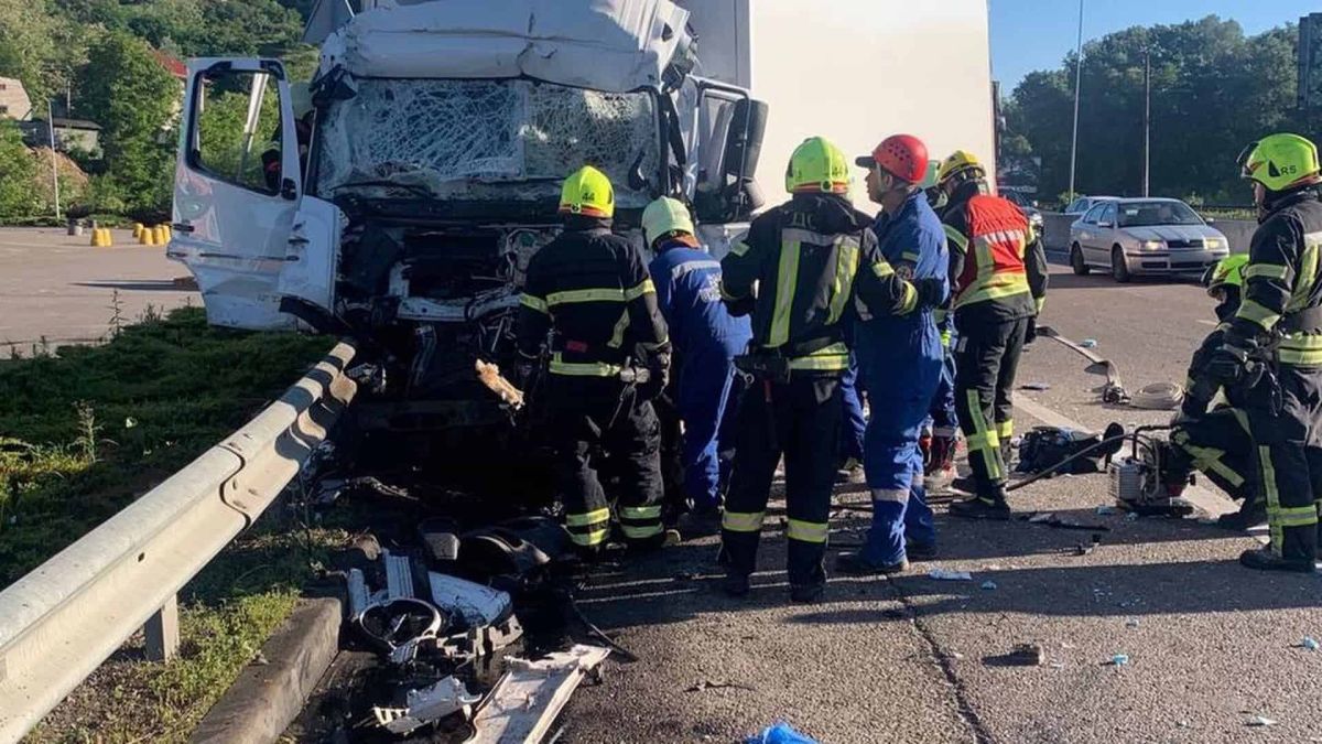 Смертельне ДТП на Обухівщині: загинув водій вантажівки Рятувальники на місці смертельного ДТП з вантажівкою Intercargo Truck на автодорозі Київ–Знам'янка