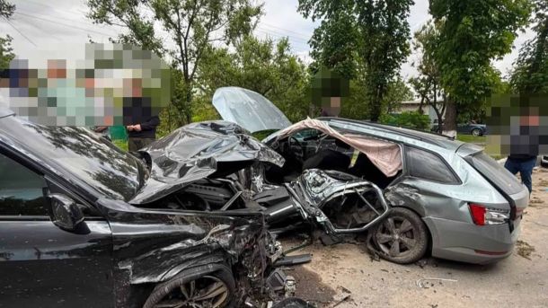 Київблагоустрій за тиждень демонтував МАФи площею понад 1100 м² Два розбиті автомобілі BMW та Skoda після смертельного зіткнення на дорозі у Переяславі