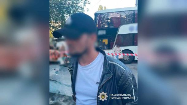 Двох киян затримали за обіцянку фіктивного вступу до вишу за 1 500$ Поліцейські Шевченківського району Києва затримали 39-річного чоловіка з осколковою гранатою на автостанції