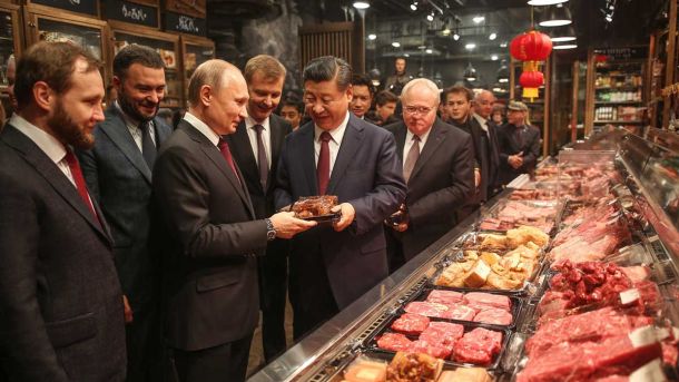 Путін не бачить стимулів до компромісів у війні в Україні — Клаудія Майор томатичний огляд фото з офіційним візитом лідерів у м'ясному магазині Києва, де вони обговорюють якість продуктів і знайомляться з українськими традиційними стравами. Фото показує дипломатичний візит у контексті української торгівлі та культури.