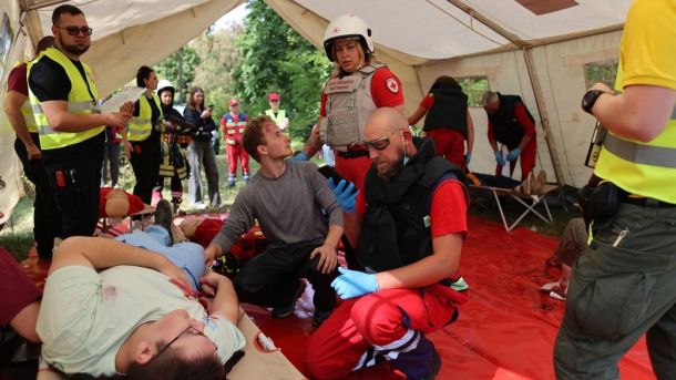 Медцентр Києва — 2-й в Україні: 46 трансплантацій за півроку Величезний намет із лікарями й рятувальниками: допомагають постраждалим під час навчань