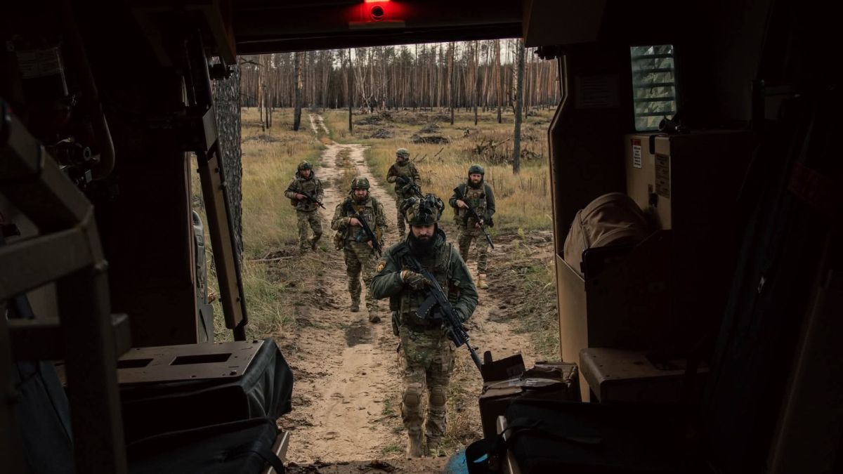 За добу ЗСУ знищили 920 російських військових та майже 500 дронів РФ Пʼятеро військових ідуть військове авто після бойової роботи в лісосмузі