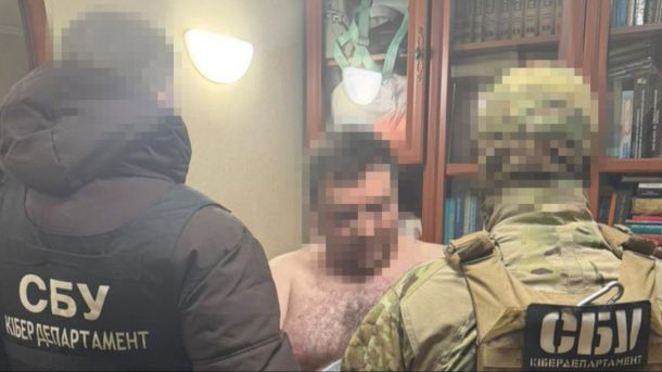 У Києві затримали шахрая, який продавав відстрочку від мобілізації за $6000 Співробітники СБУ затримали у Києві трьох проєктантів, які розробляли документацію для російських нафтопереробних заводів
