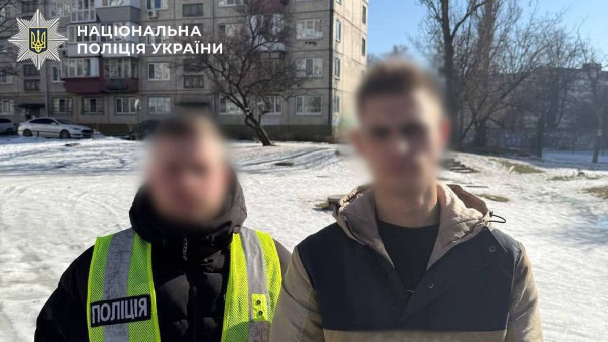 У Дарниці затримали грабіжника, який вистежив пасажира маршрутки Поліцейські Дарницького району затримують 25-річного грабіжника, який вкрав рюкзак у пасажира маршрутки