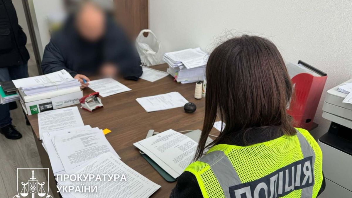 Парковка за 3,6 млн грн на Хрещатику: посадовцю КМДА повідомили про підозру Посадовець КМДА отримує повідомлення про підозру у справі про паркування вартістю 3,6 млн грн на Хрещатику