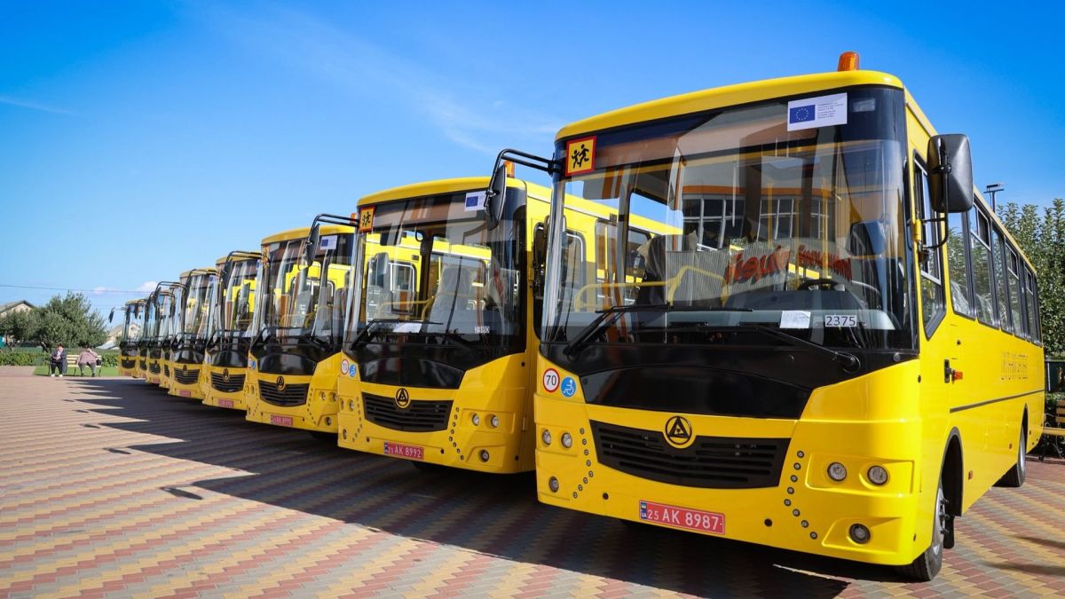 Громади Київщини отримали 10 нових інклюзивних шкільних автобусів Ряд жовтих шкільних автобусів