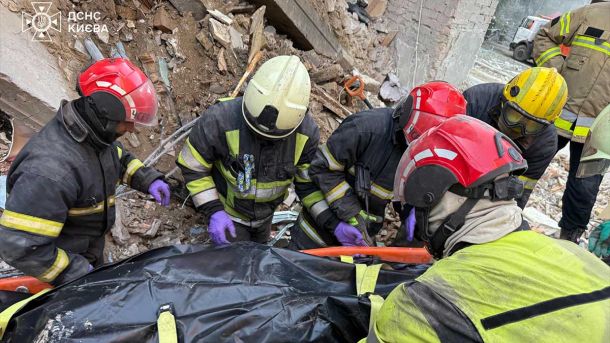 Під завалами будинку після атаки на Київ знайшли 23 тіла — рятувальну операцію завершено Під завалами будинку після атаки на Київ знайшли 23 тіла — рятувальну операцію завершено