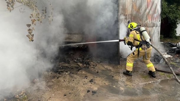 Посадовця Голосіївської РДА підозрюють у розкраданні майже 1 млн грн на ремонті укриття Пожежники працюють на місці загоряння автомобілів