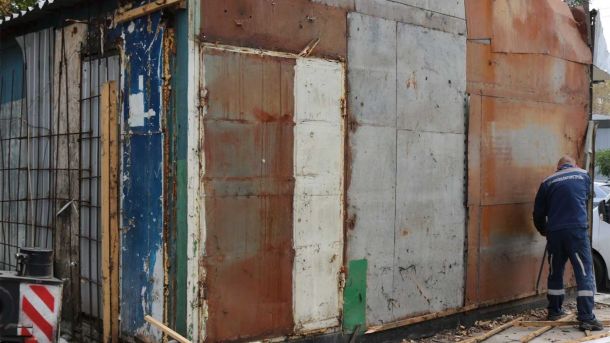Печерськ: патрульні врятували життя жінці — супроводили до лікарні з увімкненими маячками Працівник Київблагоустрій демонтує кіоск на Куренівці