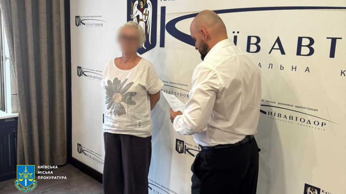 Посадовицю «Київавтодору» підозрюють у розтраті 900 тисяч грн під час ремонту мосту Метро Посадовицю «Київавтодору» підозрюють у розтраті 900 тисяч грн під час ремонту мосту Метро