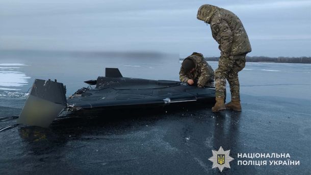 Дрони-перехоплювачі та навчання екіпажів: як Київщина підсилює захист неба Сапери оглядають уламки збитого дрона Shahed, що впав на замерзлу річку після відбиття атаки на Обухівщину