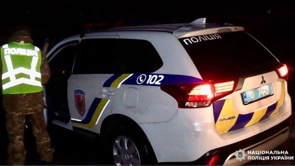 За 50 тисяч гривень готували теракти: у Києві затримали курсантку ЗСУ та її подругу Поліцейський автомобіль